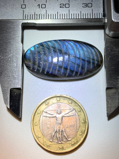 Labradorite, cabochon gravé de 33 mm x 18 x 7 - 6,8 gr. - Qualité AA à AAA, parfait pour être monter en bijoux ou collection !