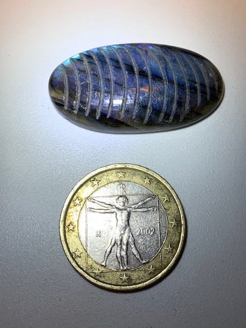 Labradorite, cabochon gravé de 33 mm x 18 x 7 - 6,8 gr. - Qualité AA à AAA, parfait pour être monter en bijoux ou collection !