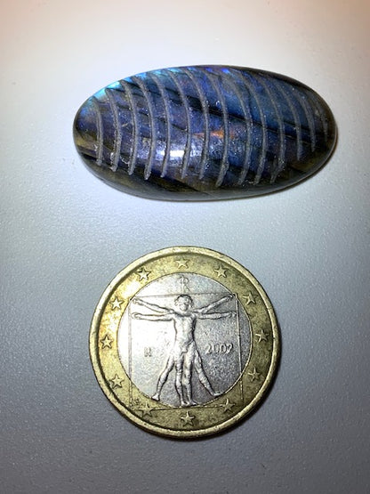 Labradorite, cabochon gravé de 33 mm x 18 x 7 - 6,8 gr. - Qualité AA à AAA, parfait pour être monter en bijoux ou collection !