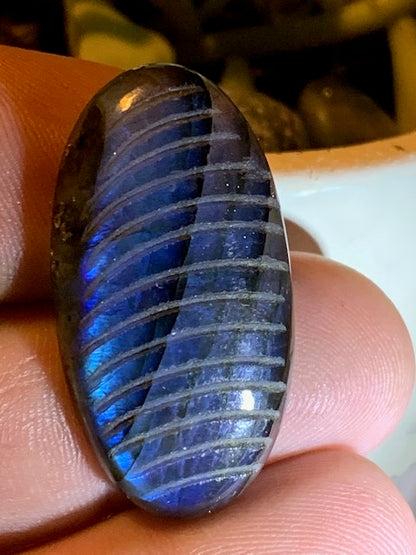 Labradorite, cabochon gravé de 33 mm x 18 x 7 - 6,8 gr. - Qualité AA à AAA, parfait pour être monter en bijoux ou collection !