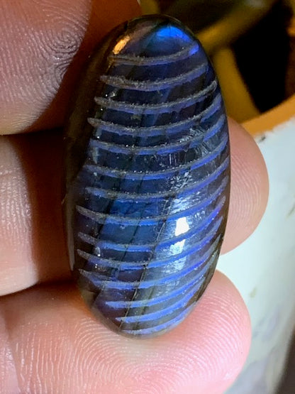 Labradorite, cabochon gravé de 33 mm x 18 x 7 - 6,8 gr. - Qualité AA à AAA, parfait pour être monter en bijoux ou collection !