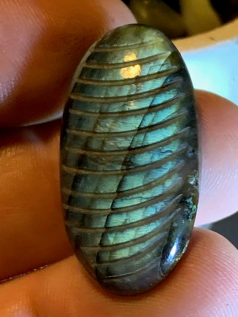 Labradorite, cabochon gravé de 33 mm x 18 x 7 - 6,8 gr. - Qualité AA à AAA, parfait pour être monter en bijoux ou collection !