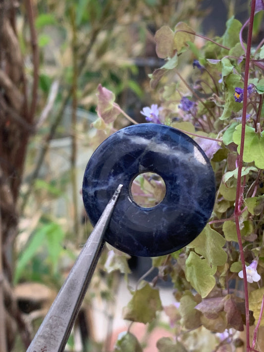 Sodalite, pendentif de type 'Donut's', de 30x30x5 millimètres, vendu avec cordon coulissant (réglable), en cuir noir de 40 à 70 centimètres !