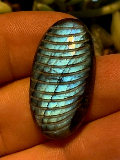 Labradorite, cabochon gravé de 33 mm x 18 x 7 - 6,8 gr. - Qualité AA à AAA, parfait pour être monter en bijoux ou collection !