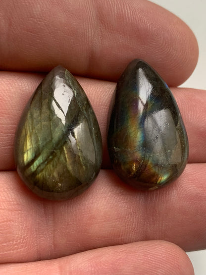Labradorite, paire de cabochon en forme de 'goutte' vendu à l'unité - ± 26 mm x 16 x 8 - 5,1 et 5,5 gr. - Qualité AA à AAA, parfait pour être monter en bijoux ou collection !