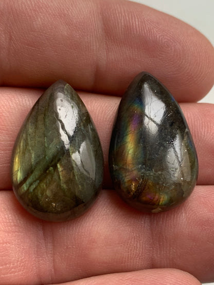 Labradorite, paire de cabochon en forme de 'goutte' vendu à l'unité - ± 26 mm x 16 x 8 - 5,1 et 5,5 gr. - Qualité AA à AAA, parfait pour être monter en bijoux ou collection !