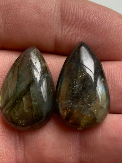 Labradorite, paire de cabochon en forme de 'goutte' vendu à l'unité - ± 26 mm x 16 x 8 - 5,1 et 5,5 gr. - Qualité AA à AAA, parfait pour être monter en bijoux ou collection !