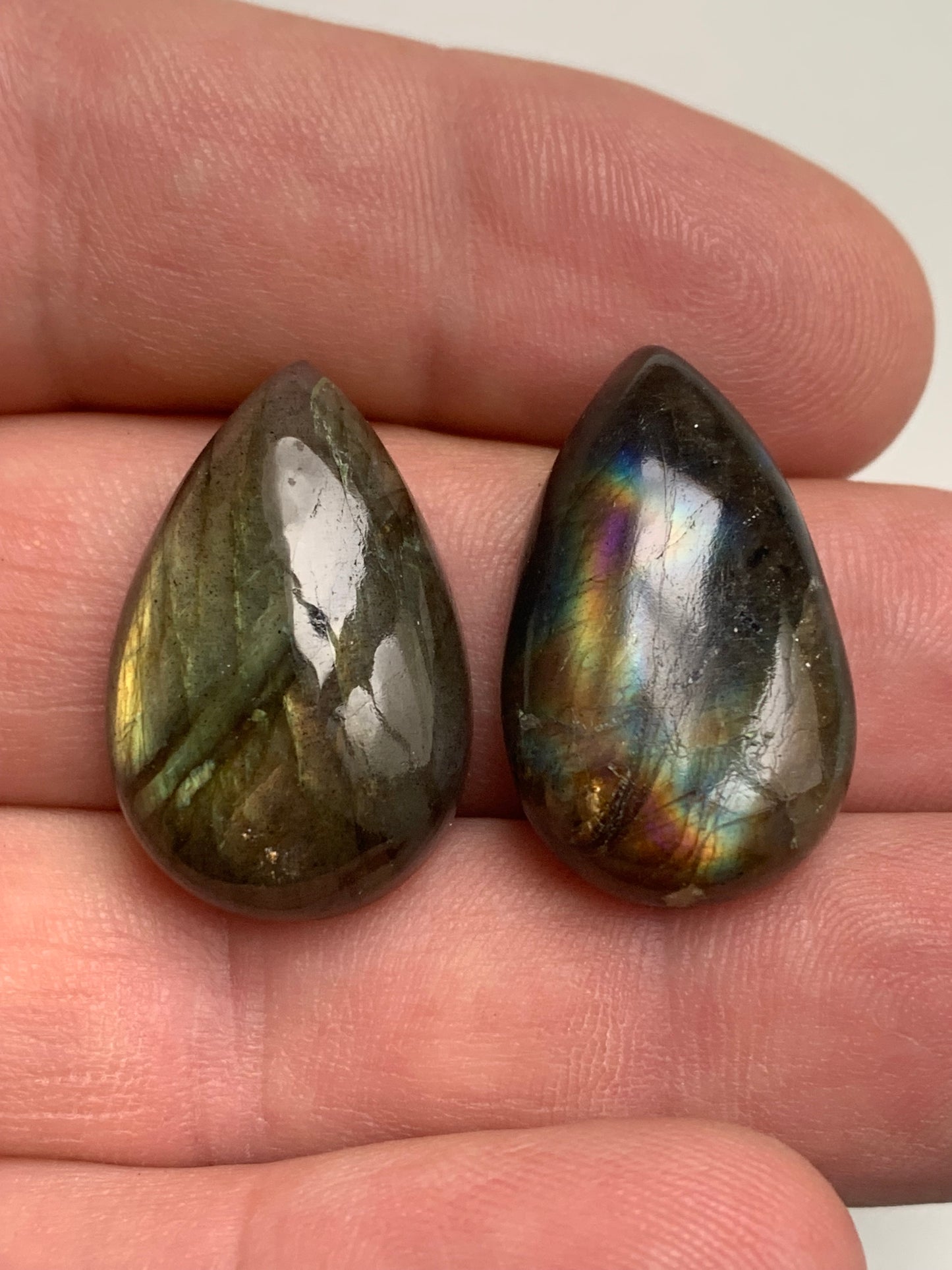 Labradorite, paire de cabochon en forme de 'goutte' vendu à l'unité - ± 26 mm x 16 x 8 - 5,1 et 5,5 gr. - Qualité AA à AAA, parfait pour être monter en bijoux ou collection !