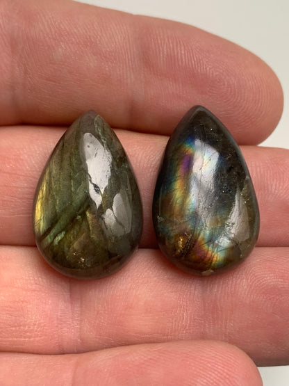 Labradorite, paire de cabochon en forme de 'goutte' vendu à l'unité - ± 26 mm x 16 x 8 - 5,1 et 5,5 gr. - Qualité AA à AAA, parfait pour être monter en bijoux ou collection !
