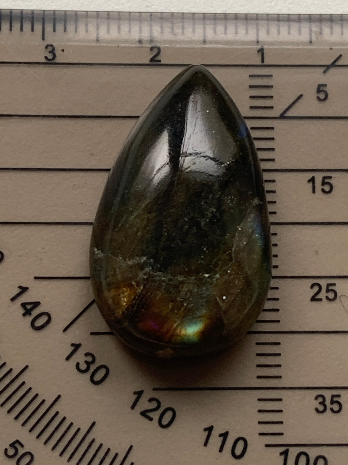 Labradorite, paire de cabochon en forme de 'goutte' vendu à l'unité - ± 26 mm x 16 x 8 - 5,1 et 5,5 gr. - Qualité AA à AAA, parfait pour être monter en bijoux ou collection !