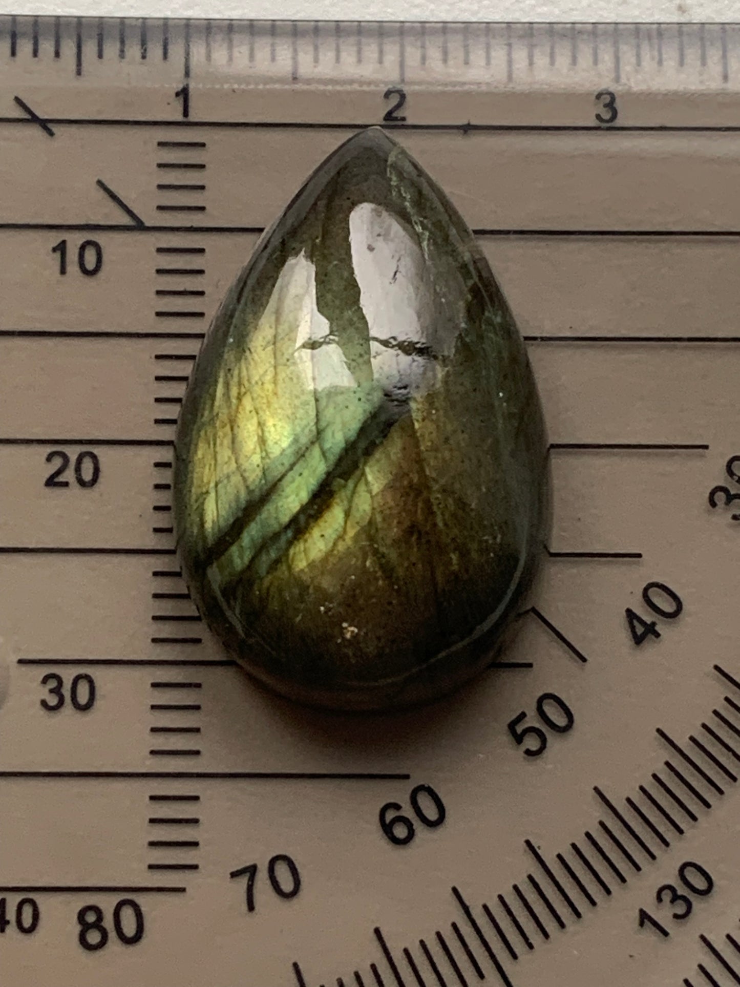Labradorite, paire de cabochon en forme de 'goutte' vendu à l'unité - ± 26 mm x 16 x 8 - 5,1 et 5,5 gr. - Qualité AA à AAA, parfait pour être monter en bijoux ou collection !