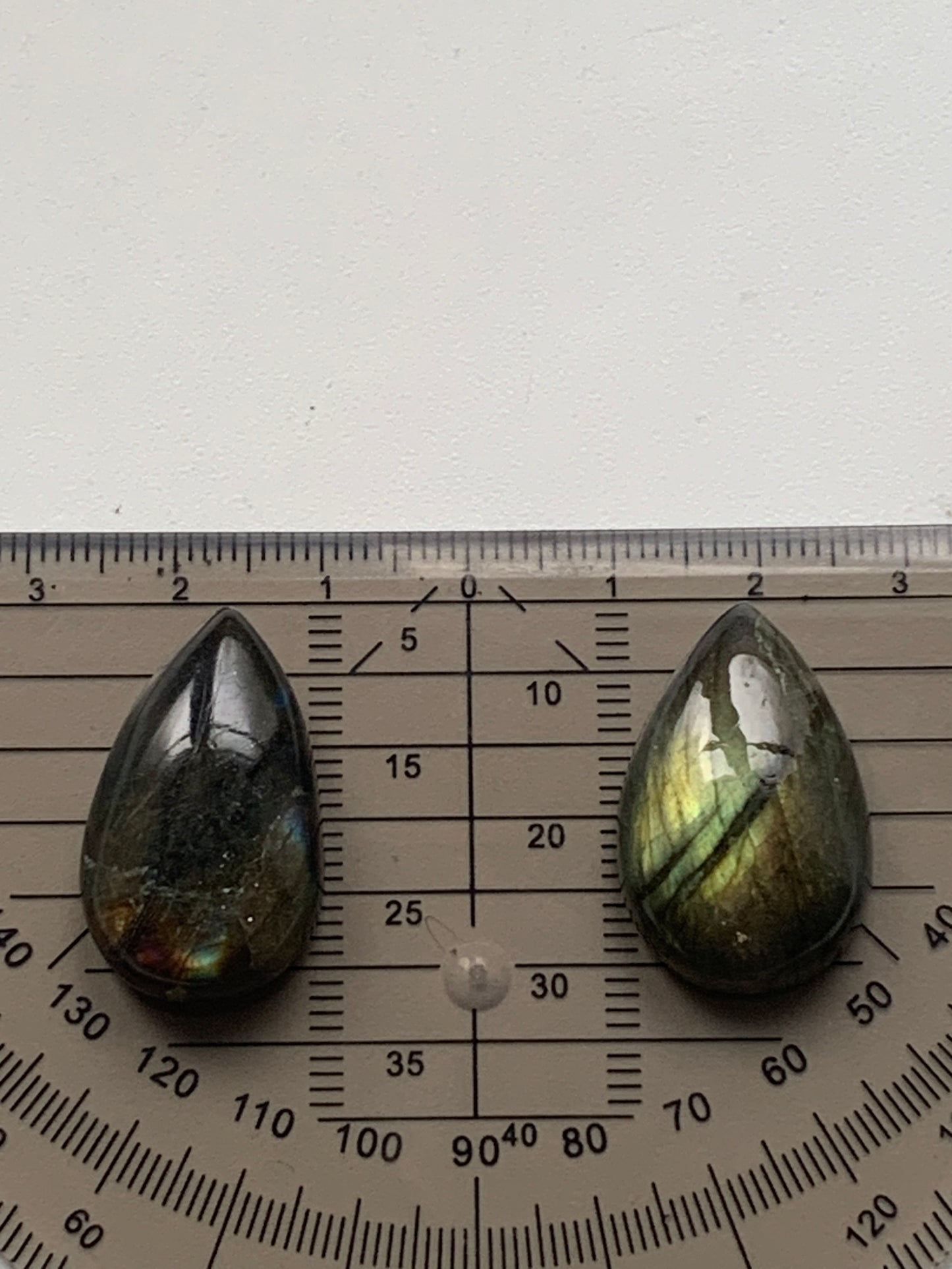 Labradorite, paire de cabochon en forme de 'goutte' vendu à l'unité - ± 26 mm x 16 x 8 - 5,1 et 5,5 gr. - Qualité AA à AAA, parfait pour être monter en bijoux ou collection !