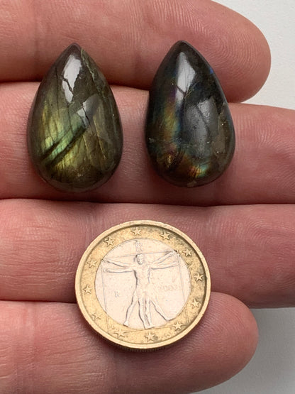 Labradorite, paire de cabochon en forme de 'goutte' vendu à l'unité - ± 26 mm x 16 x 8 - 5,1 et 5,5 gr. - Qualité AA à AAA, parfait pour être monter en bijoux ou collection !