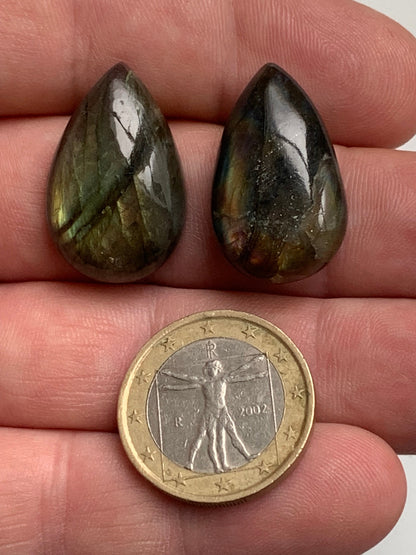 Labradorite, paire de cabochon en forme de 'goutte' vendu à l'unité - ± 26 mm x 16 x 8 - 5,1 et 5,5 gr. - Qualité AA à AAA, parfait pour être monter en bijoux ou collection !