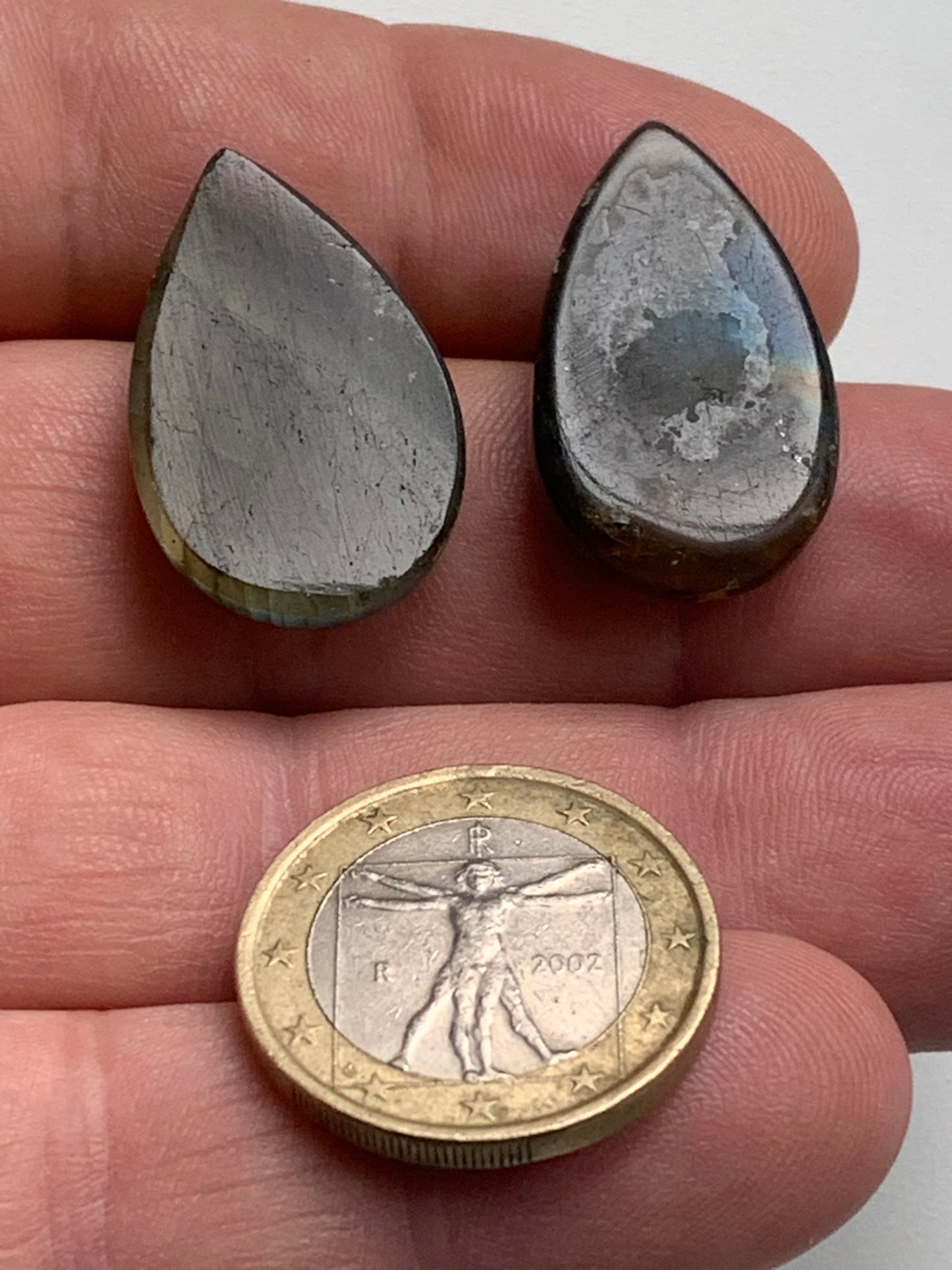 Labradorite, paire de cabochon en forme de 'goutte' vendu à l'unité - ± 26 mm x 16 x 8 - 5,1 et 5,5 gr. - Qualité AA à AAA, parfait pour être monter en bijoux ou collection !