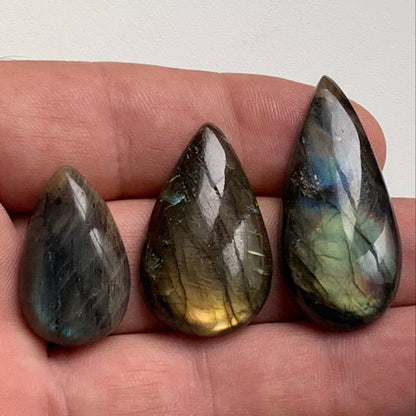 Labradorite, cabochon en forme de 'goutte' vendu à l'unité - ± 26, 34 et 40 mm - 4.8, 6.8 et 8.3 gr. - Qualité AA à AAA, parfait pour être monter en bijoux ou collection !