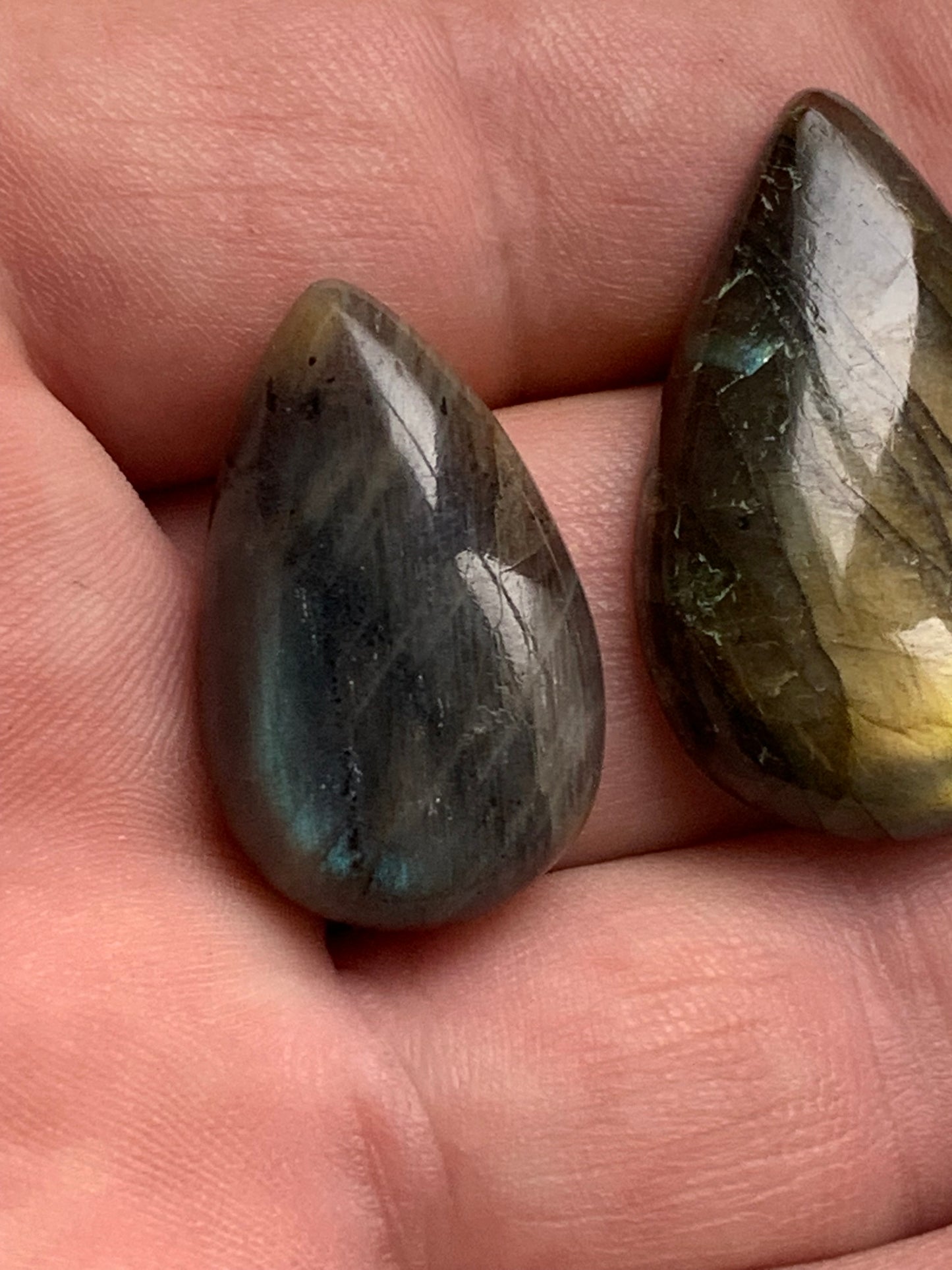 Labradorite, cabochon en forme de 'goutte' vendu à l'unité - ± 26, 34 et 40 mm - 4.8, 6.8 et 8.3 gr. - Qualité AA à AAA, parfait pour être monter en bijoux ou collection !