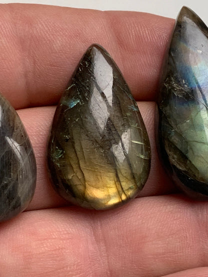 Labradorite, cabochon en forme de 'goutte' vendu à l'unité - ± 26, 34 et 40 mm - 4.8, 6.8 et 8.3 gr. - Qualité AA à AAA, parfait pour être monter en bijoux ou collection !