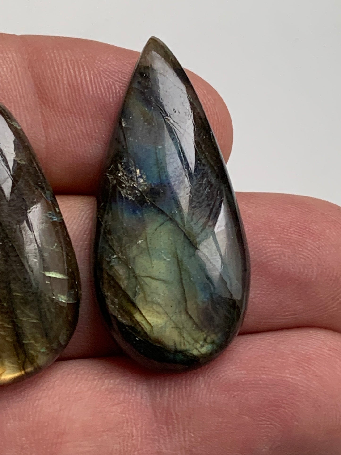 Labradorite, cabochon en forme de 'goutte' vendu à l'unité - ± 26, 34 et 40 mm - 4.8, 6.8 et 8.3 gr. - Qualité AA à AAA, parfait pour être monter en bijoux ou collection !