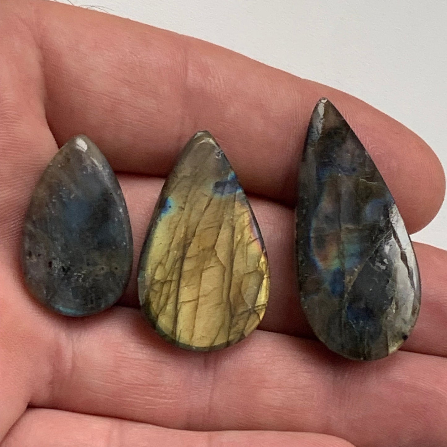 Labradorite, cabochon en forme de 'goutte' vendu à l'unité - ± 26, 34 et 40 mm - 4.8, 6.8 et 8.3 gr. - Qualité AA à AAA, parfait pour être monter en bijoux ou collection !