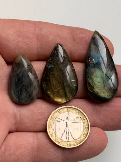 Labradorite, cabochon en forme de 'goutte' vendu à l'unité - ± 26, 34 et 40 mm - 4.8, 6.8 et 8.3 gr. - Qualité AA à AAA, parfait pour être monter en bijoux ou collection !