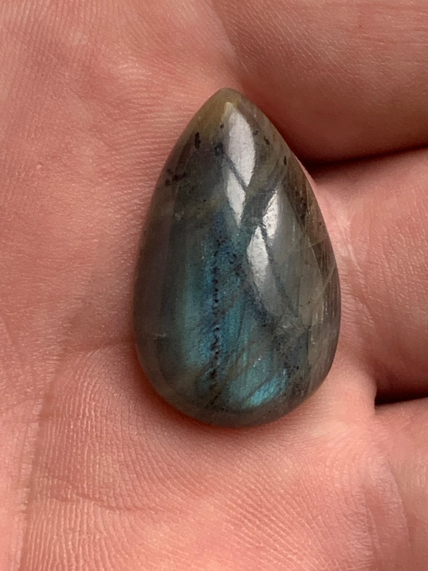 Labradorite, cabochon en forme de 'goutte' vendu à l'unité - ± 26, 34 et 40 mm - 4.8, 6.8 et 8.3 gr. - Qualité AA à AAA, parfait pour être monter en bijoux ou collection !