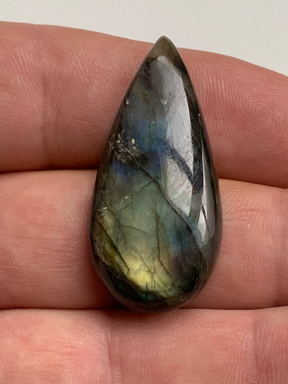 Labradorite, cabochon en forme de 'goutte' vendu à l'unité - ± 26, 34 et 40 mm - 4.8, 6.8 et 8.3 gr. - Qualité AA à AAA, parfait pour être monter en bijoux ou collection !
