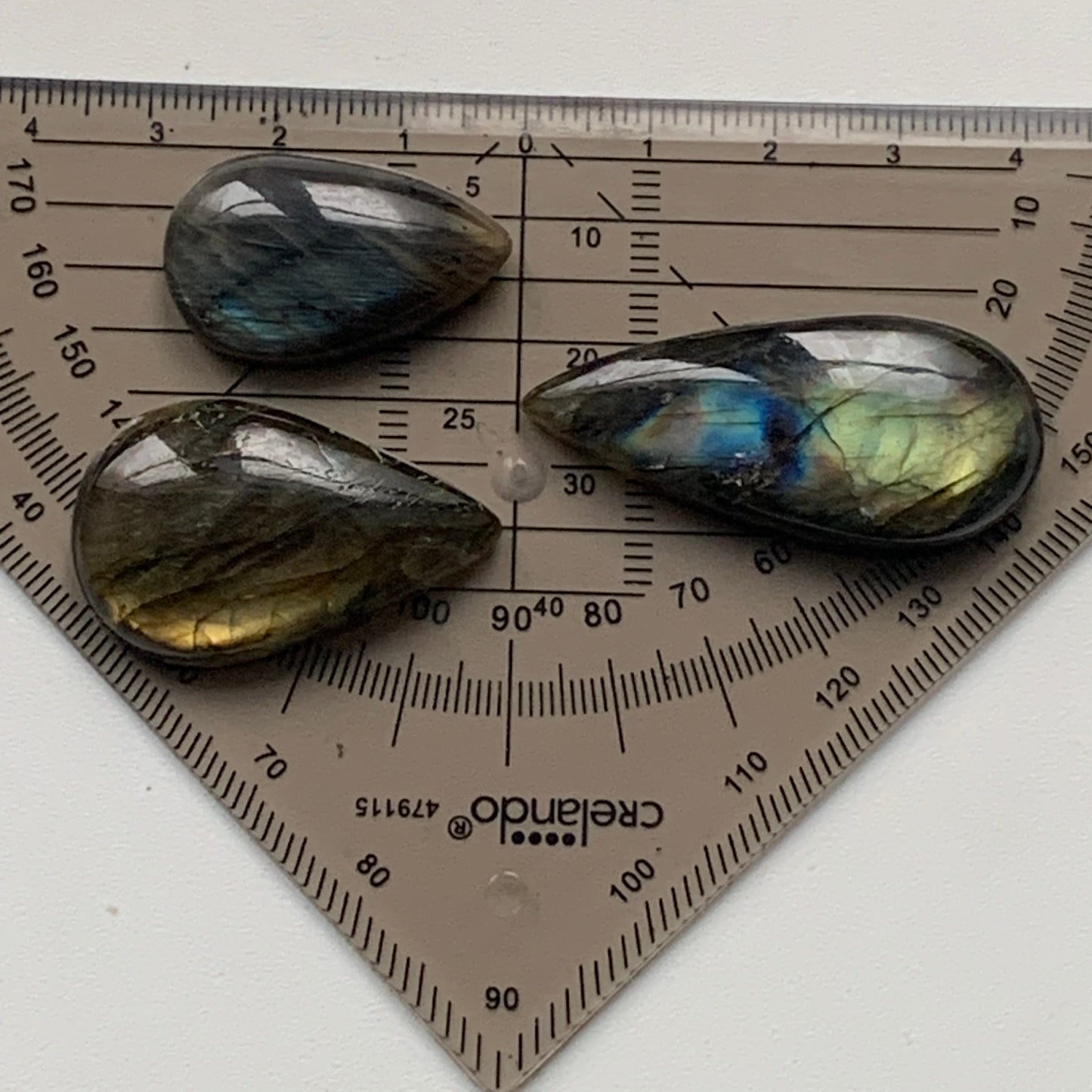 Labradorite, cabochon en forme de 'goutte' vendu à l'unité - ± 26, 34 et 40 mm - 4.8, 6.8 et 8.3 gr. - Qualité AA à AAA, parfait pour être monter en bijoux ou collection !