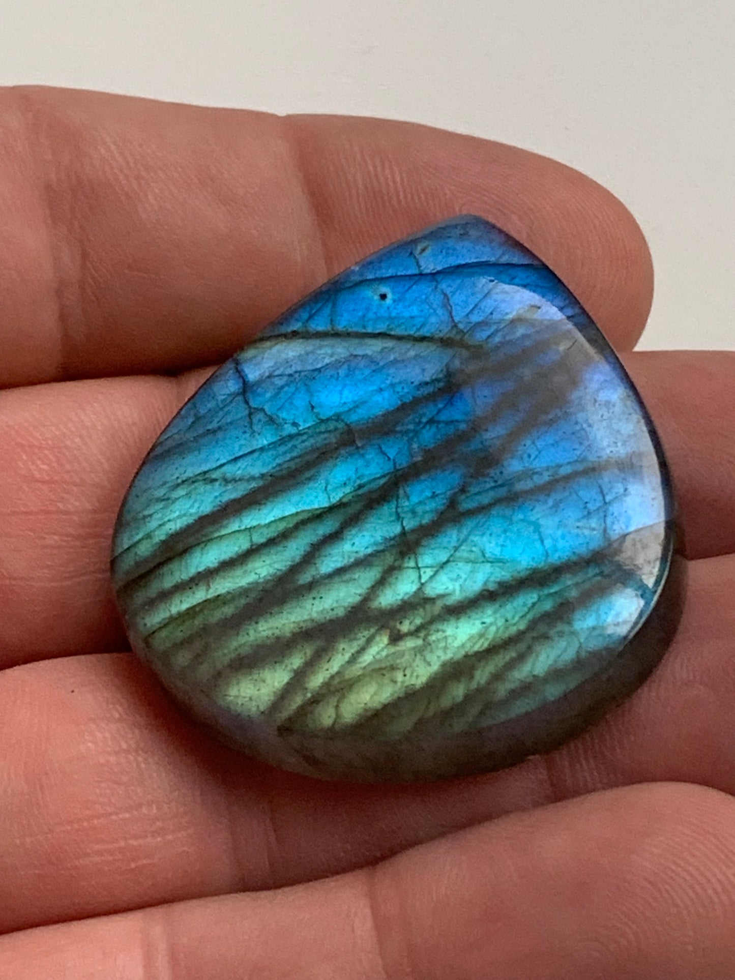 Labradorite, cabochon en forme de 'goutte' - ± 42 x 38 x 8 mm - 20,2 gr. - Qualité AA à AAA !