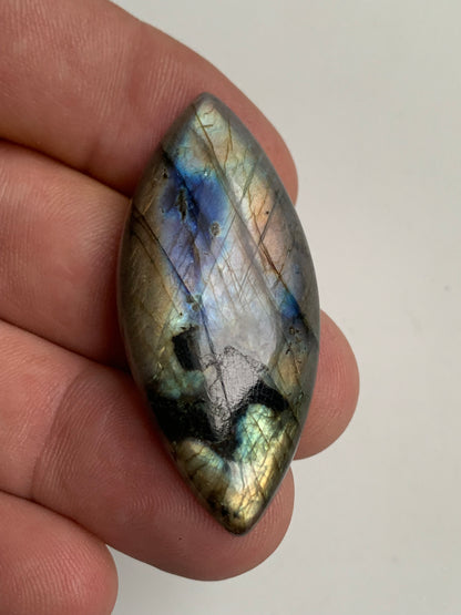 Labradorite, cabochon en forme de 'marquise' - ± 51 x 23 x 8 mm - 13,2 gr. - Qualité AA à AAA !