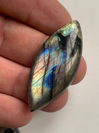 Labradorite, cabochon en forme de 'marquise' - ± 51 x 23 x 8 mm - 13,2 gr. - Qualité AA à AAA !