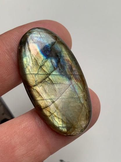 Labradorite, cabochon de forme 'ovale' - ± 42 x 22 x 6 mm - 9,6 gr. - Qualité AA à AAA !