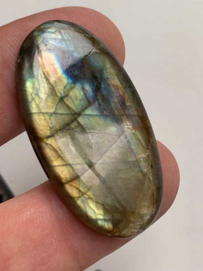 Labradorite, cabochon de forme 'ovale' - ± 42 x 22 x 6 mm - 9,6 gr. - Qualité AA à AAA !