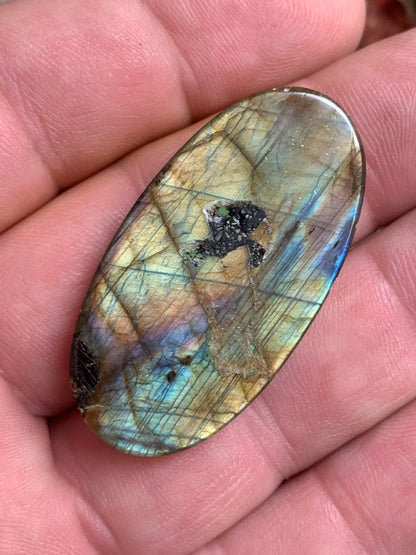 Labradorite, cabochon de forme 'ovale' - ± 42 x 22 x 6 mm - 9,6 gr. - Qualité AA à AAA !