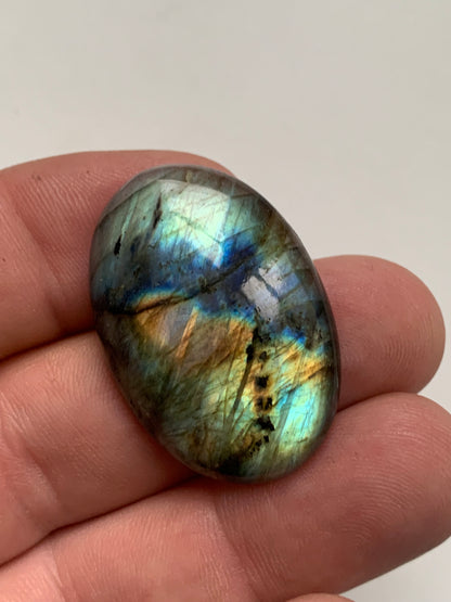 Labradorite, cabochon de forme 'ovale' - ± 36 x 25 x 7 mm - 9,7 gr. - Qualité AA à AAA !
