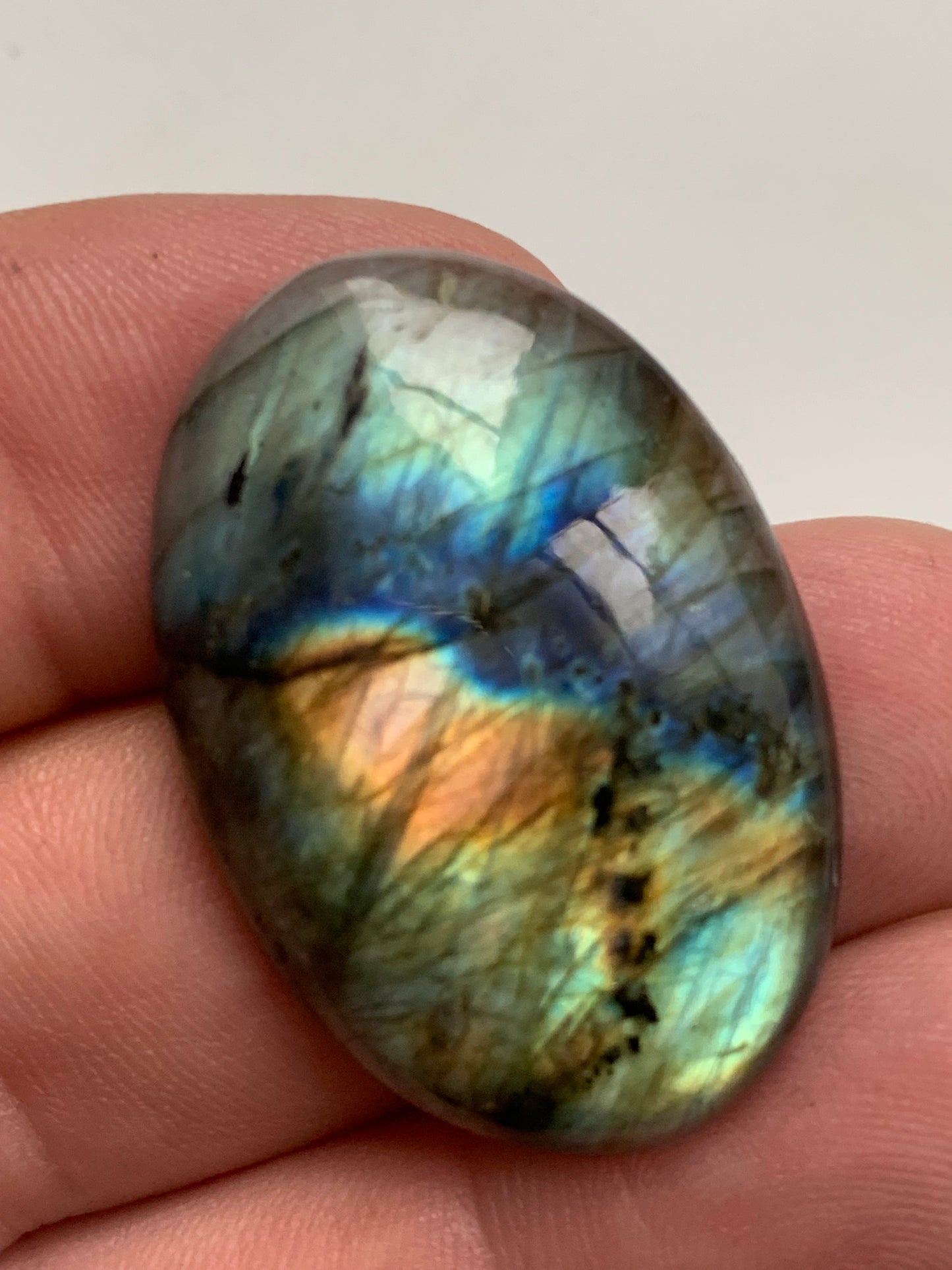 Labradorite, cabochon de forme 'ovale' - ± 36 x 25 x 7 mm - 9,7 gr. - Qualité AA à AAA !