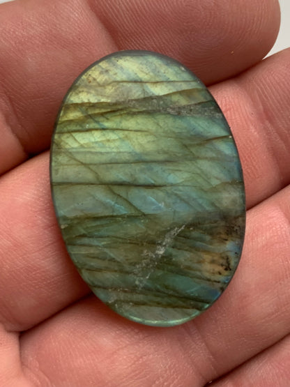 Labradorite, cabochon de forme 'ovale' - ± 36 x 25 x 7 mm - 9,7 gr. - Qualité AA à AAA !