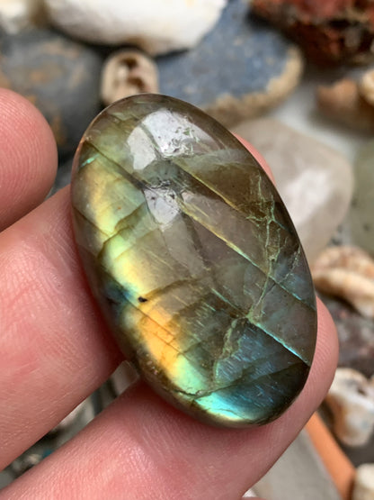 Labradorite, cabochon de forme 'ovale' - ± 38 x 23 x 7 mm - 10,8 gr. - Qualité AA à AAA !