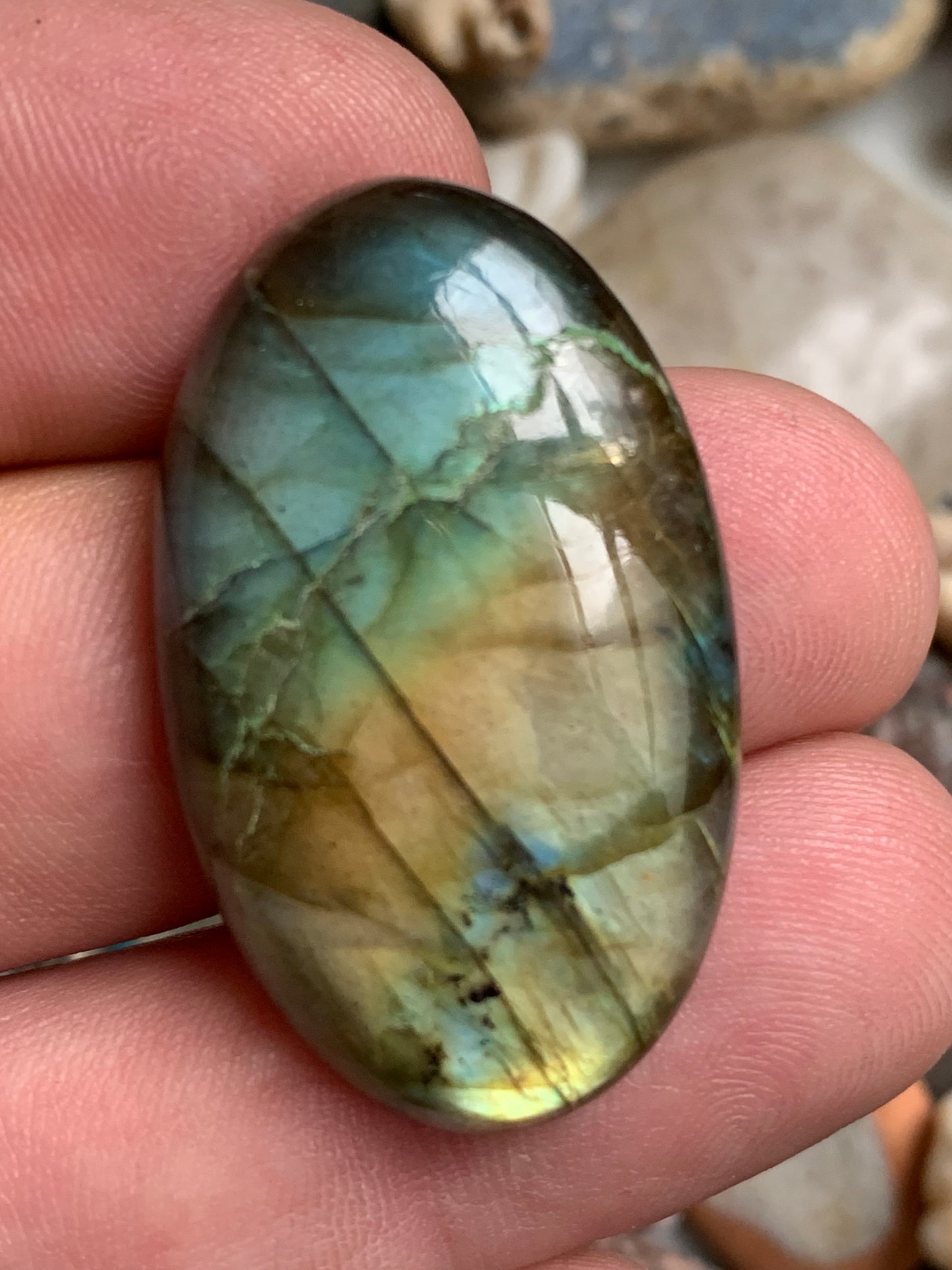 Labradorite, cabochon de forme 'ovale' - ± 38 x 23 x 7 mm - 10,8 gr. - Qualité AA à AAA !