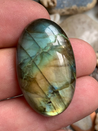 Labradorite, cabochon de forme 'ovale' - ± 38 x 23 x 7 mm - 10,8 gr. - Qualité AA à AAA !