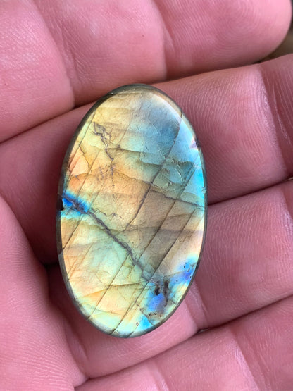 Labradorite, cabochon de forme 'ovale' - ± 38 x 23 x 7 mm - 10,8 gr. - Qualité AA à AAA !