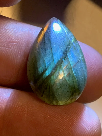 Labradorite, paire de cabochon en forme de 'goutte' vendu à l'unité - ± 26 mm x 16 x 8 - 5,1 et 5,5 gr. - Qualité AA à AAA, parfait pour être monter en bijoux ou collection !