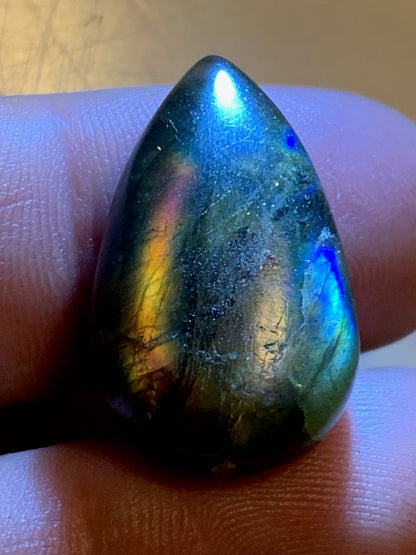 Labradorite, paire de cabochon en forme de 'goutte' vendu à l'unité - ± 26 mm x 16 x 8 - 5,1 et 5,5 gr. - Qualité AA à AAA, parfait pour être monter en bijoux ou collection !