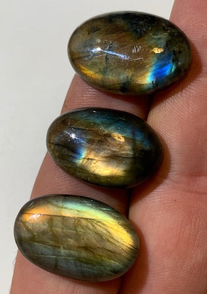 Labradorite, 3 cabochons au choix de forme 'ovale' - ± 25 x 18 x 7 mm - 5,4 gr. - Qualité AA à AAA !