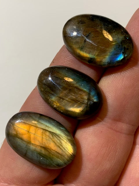 Labradorite, 3 cabochons au choix de forme 'ovale' - ± 25 x 18 x 7 mm - 5,4 gr. - Qualité AA à AAA !