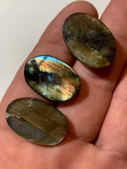 Labradorite, 3 cabochons au choix de forme 'ovale' - ± 25 x 18 x 7 mm - 5,4 gr. - Qualité AA à AAA !