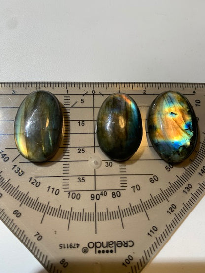 Labradorite, 3 cabochons au choix de forme 'ovale' - ± 25 x 18 x 7 mm - 5,4 gr. - Qualité AA à AAA !