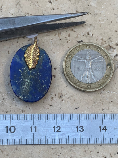 Lapis lazuli, pendentif fait par G & Z, de 30 millimètres de hauteur x 19 millimètres de largeur x 5 d'épaisseur. Vendu avec un cordon réglable de couleur noire !