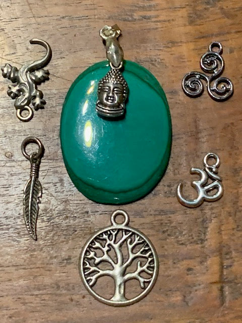 Concept : Pendentif de malachite + charm | cabochon de 38 x 29 x 5 millimètres