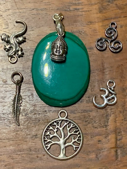 Concept : Pendentif de malachite + charm | cabochon de 38 x 29 x 5 millimètres